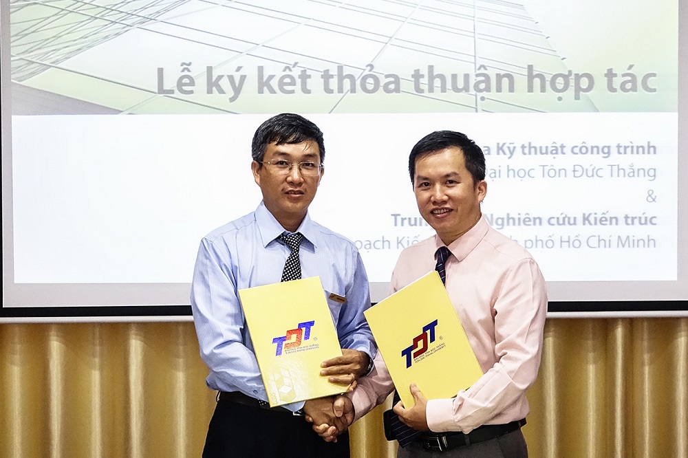 Dr. Tran Minh Tung, the Dean of the Faculty of Civil Engineering of TDTU and Dr. Tran Anh Tuan,the Acting director of the Architecture Research Center, HCMC Department of Planning and Architecture exchanging the signed document