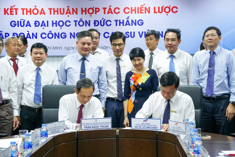 GS. Lê Vinh Danh và ông Trần Ngọc Thuận thực hiện nghi thức ký kết