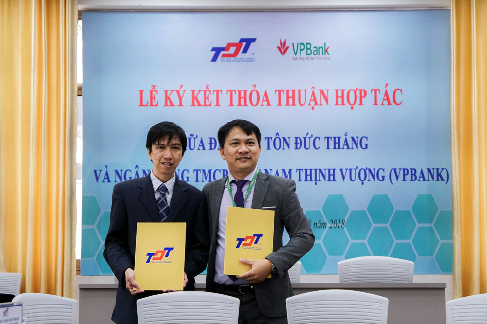 PhD. Vo Hoang Duy and Mr. Nguyen Hoang Tu exchanging the MOUs