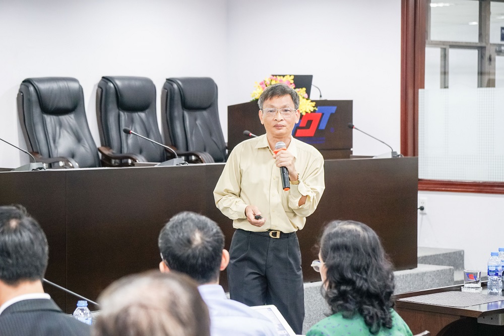 Mr. Vu Hoang Lien, Chairman of Vietnam Internet Association, introducing the Internet foundation and applications to develop digital economy and digital finance