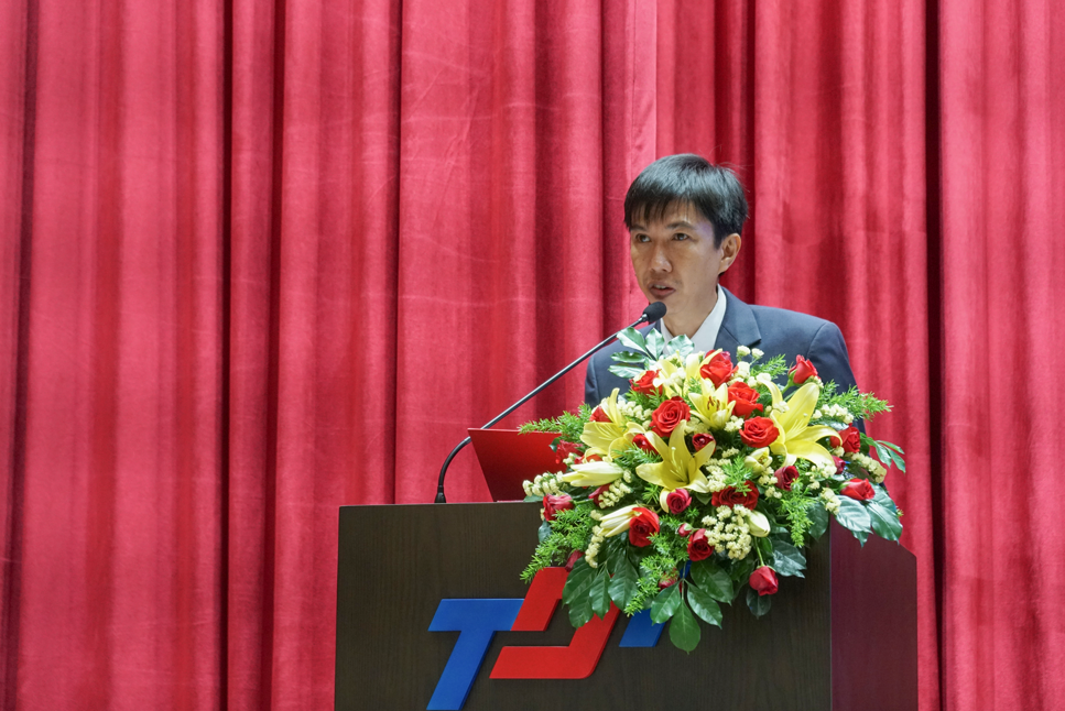 Dr. Vo Hoang Duy, Vice President of TDTU opening the ceremony and congratulating the doctoral students and graduate students who was successfully admitted to the postgraduate programs at TDTU