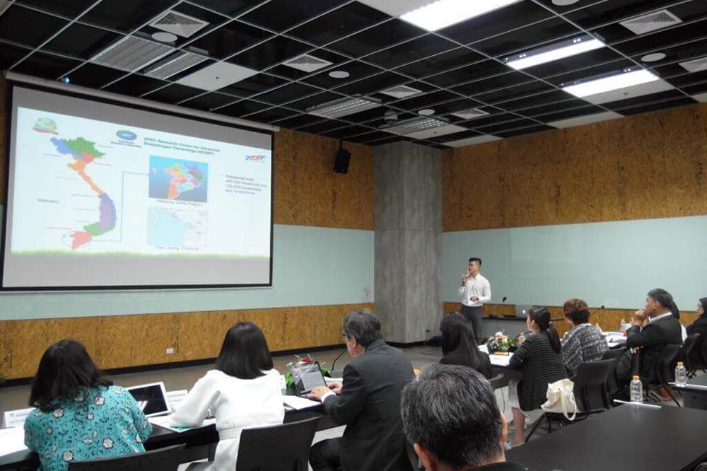 Duc Minh giving presentation at the Final round