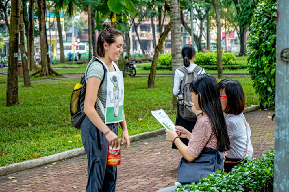 Sinh viên Khoa cùng các bạn sinh viên quốc tế đã chuẩn bị những bandrol và poster về truyền thông môi trường với nội dung định hướng nâng cao nhận thức của người dân và du khách nước ngoài về tầm quan trọng của bảo vệ môi trường và tuyên truyền mọi người bỏ rác đúng nơi qui định