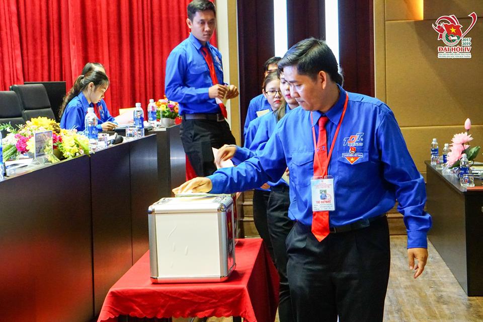 Đại biểu bỏ phiếu bầu cử Ban Chấp hành Đoàn trường nhiệm kỳ IV