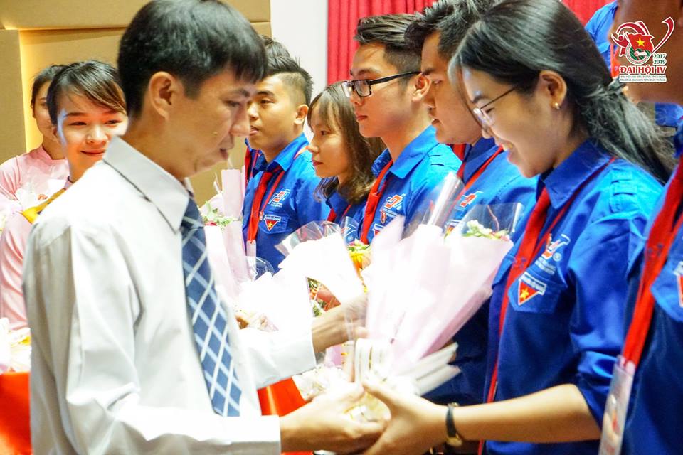 TS. Võ Hoàng Duy – Phó Hiệu trưởng Nhà trường tặng hoa chúc mừng Ban Chấp hành Đoàn Trường đại học Tôn Đức Thắng Nhiệm kỳ IV (2017 – 2019)