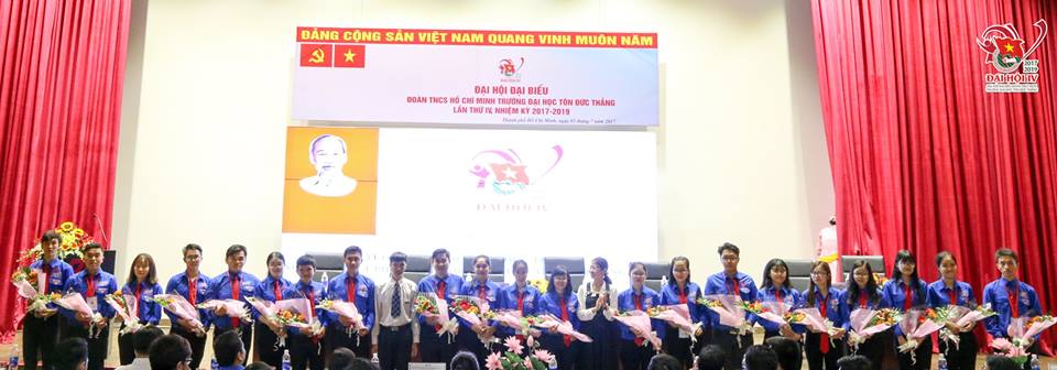 TS. Võ Hoàng Duy – Phó Hiệu trưởng Nhà trường tặng hoa chúc mừng Ban Chấp hành Đoàn Trường đại học Tôn Đức Thắng Nhiệm kỳ IV (2017 – 2019)