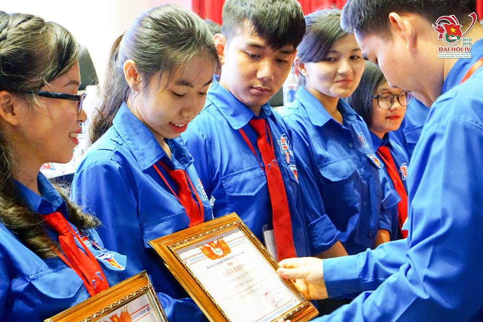 Cán bộ Đoàn xuất sắc nhận giấy khen từ Đoàn trường