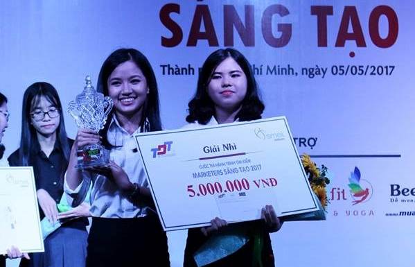 Hai cô gái đến từ đội PC (Trường Đại học Mở TP.HCM) đạt Giải Nhì