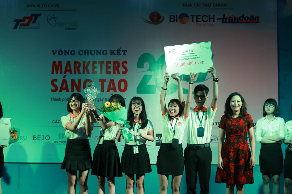 Đội thi Flying Steps đến từ Trường đại học Tôn Đức Thắng xuất sắc cán đích Hành trình tìm kiếm Marketer sáng tạo năm 2017 với vị trí cao nhất