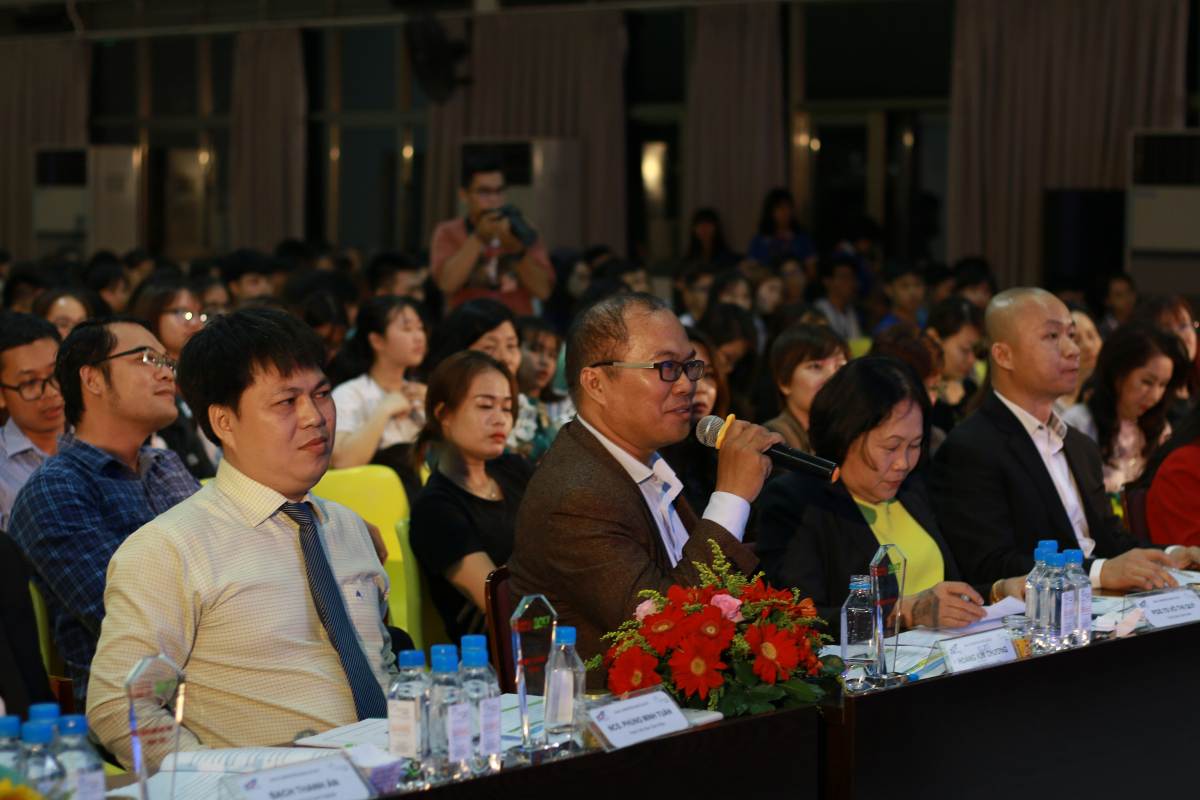 và trả lời câu hỏi từ Hội đồng Ban Giám khảo