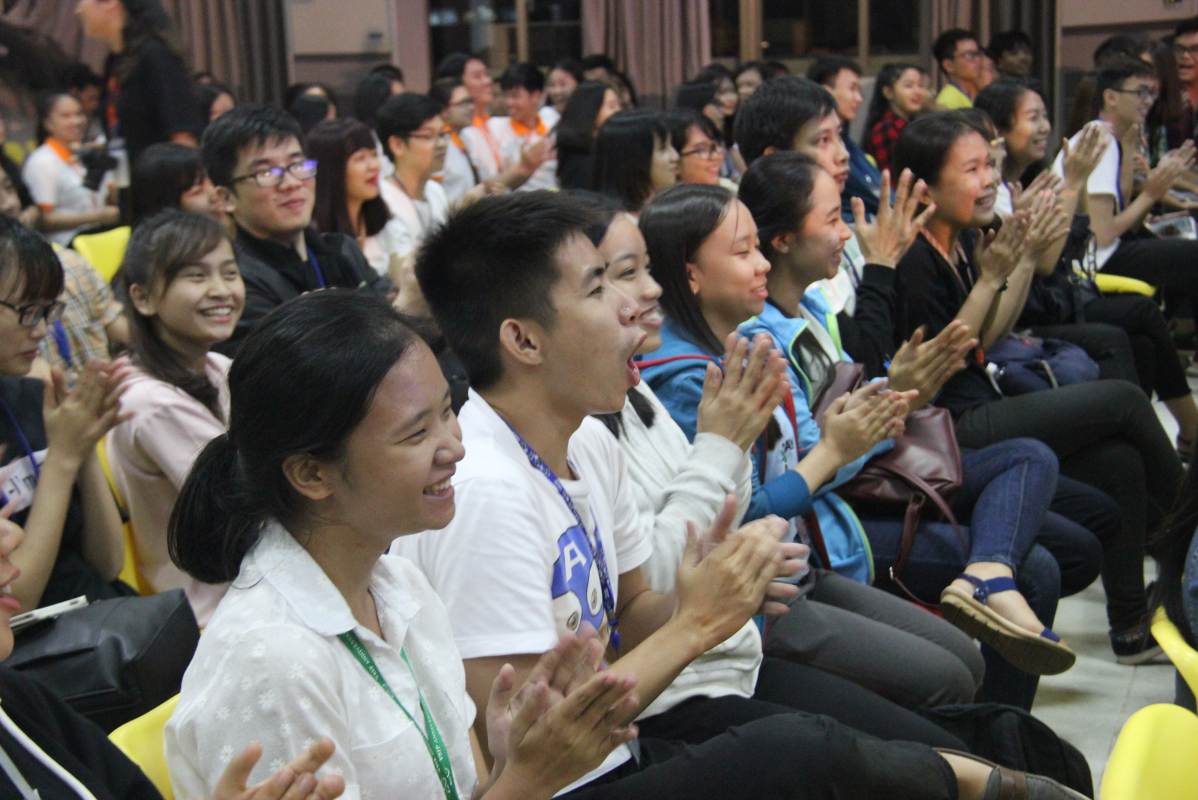 Khán giả hào hứng cổ vũ cho các đội thi