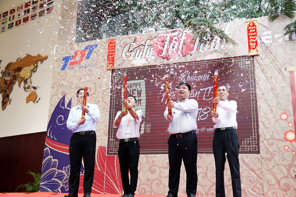 Bustling "Early Tet" at Ton Duc Thang University