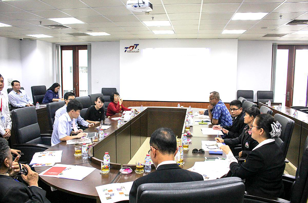 Principals of Thai high schools visit Ton Duc Thang University