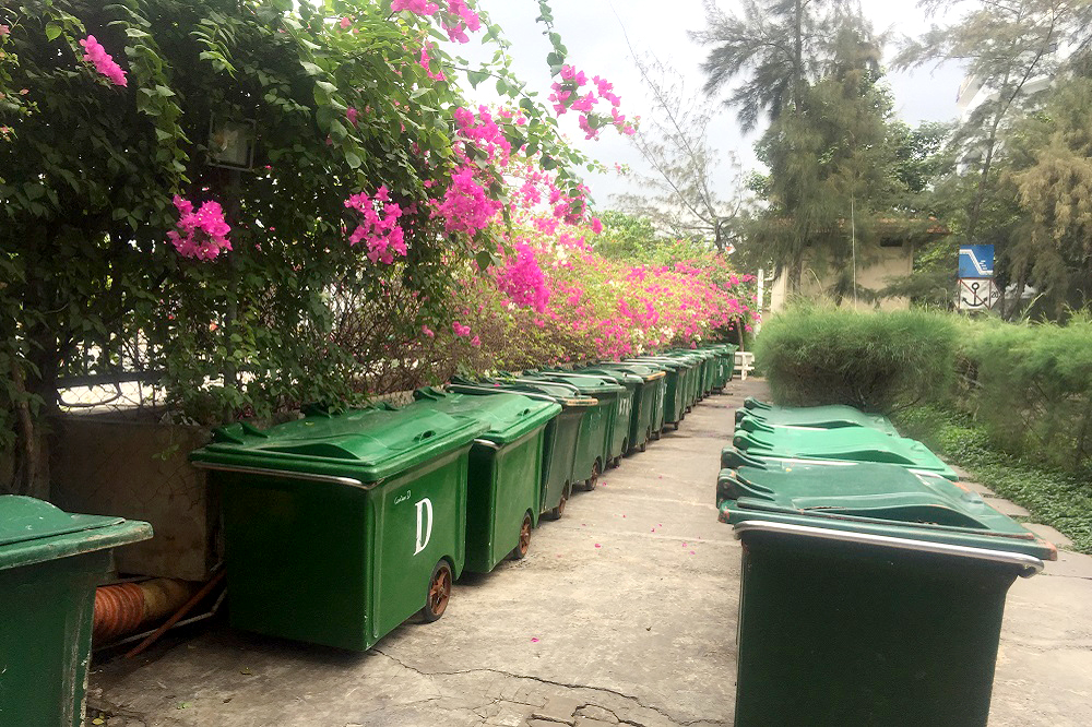 The area for waste collection of TDTU is managed cleanly, neatly and hygienically. Everyday, people and students pass through this area safely.