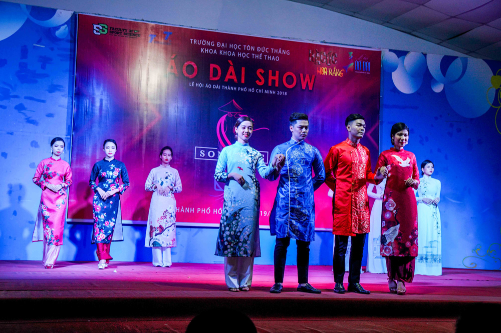 Sinh viên Đại học Tôn Đức Thắng biểu diễn thời trang “Son-Sắc” áo dài Việt Nam