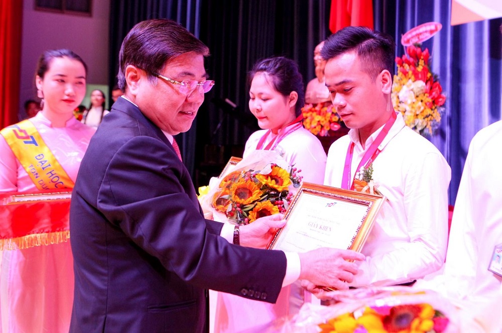 Dr. Nguyen Thanh Phong, Chairman of the HCM City People's Committee, awarded scholarships to students who have obtained outstanding achievements in studying and research.