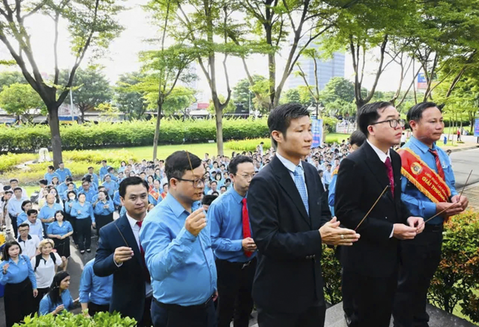 Lãnh đạo Liên đoàn Lao động Thành phố Hồ Chí Minh, Trường Đại học Tôn Đức Thắng và các đại biểu dâng hoa, dâng hương tưởng nhớ Chủ tịch Tôn Đức Thắng.