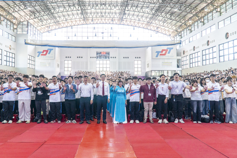 Thầy và trò TDTU cùng hòa nhịp hát vang “Hành khúc Đại học Tôn Đức Thắng”, thể hiện quyết tâm cho một chặng đường mới cùng dấu mốc 30 năm thành lập Trường.