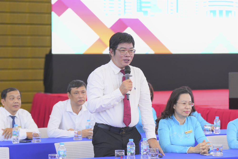 Thầy cô Ban Giám hiệu, lãnh đạo một số Phòng/Ban/đơn vị của trường gặp gỡ và gửi lời chào mừng tân sinh viên.