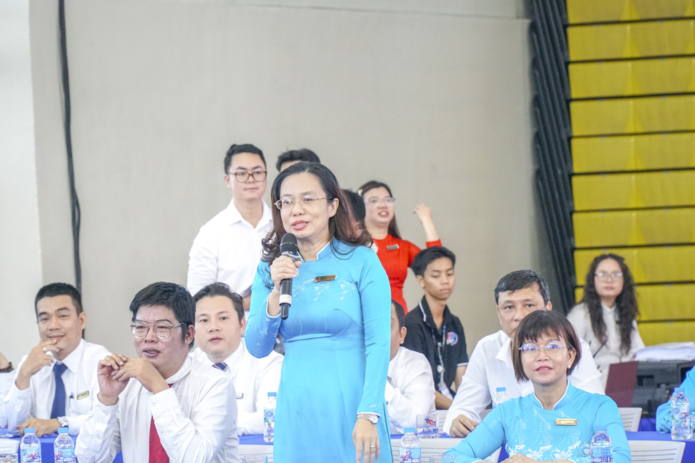Thầy cô Ban Giám hiệu, lãnh đạo một số Phòng/Ban/đơn vị của trường gặp gỡ và gửi lời chào mừng tân sinh viên.