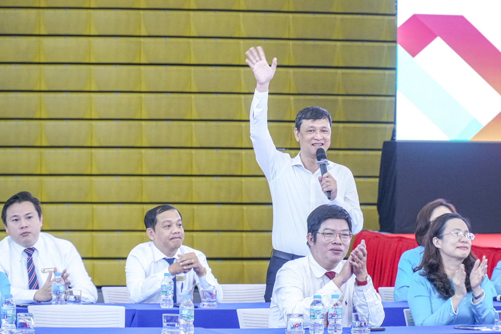 Thầy cô Ban Giám hiệu, lãnh đạo một số Phòng/Ban/đơn vị của trường gặp gỡ và gửi lời chào mừng tân sinh viên.