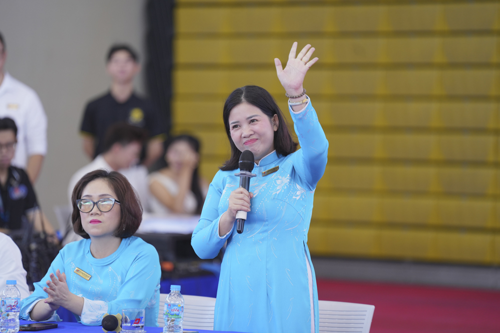 Thầy cô Ban Giám hiệu, lãnh đạo một số Phòng/Ban/đơn vị của trường gặp gỡ và gửi lời chào mừng tân sinh viên.