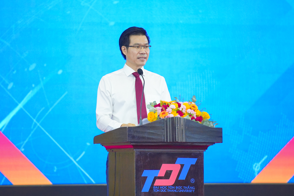 PGS. TS. Trần Trọng Đạo – Hiệu trưởng TDTU phát biểu động viên sinh viên trước thềm năm học mới 2026 - 2027.