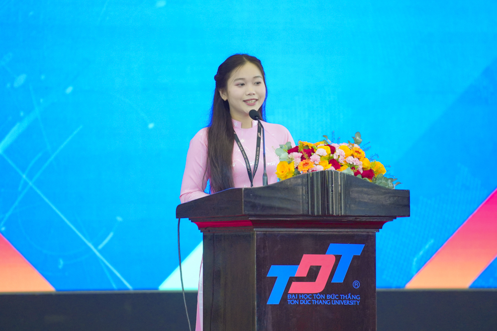 Đại diện sinh viên phát biểu và tặng hoa Ban Giám hiệu.