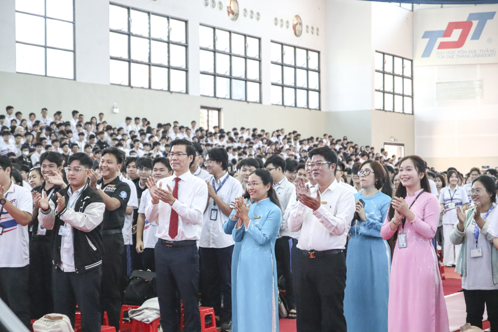 Các thầy cô Ban Giám hiệu, lãnh đạo các đơn vị cùng hòa nhịp Hành khúc Đại học Tôn Đức Thắng và chụp ảnh lưu niệm với sinh viên.
