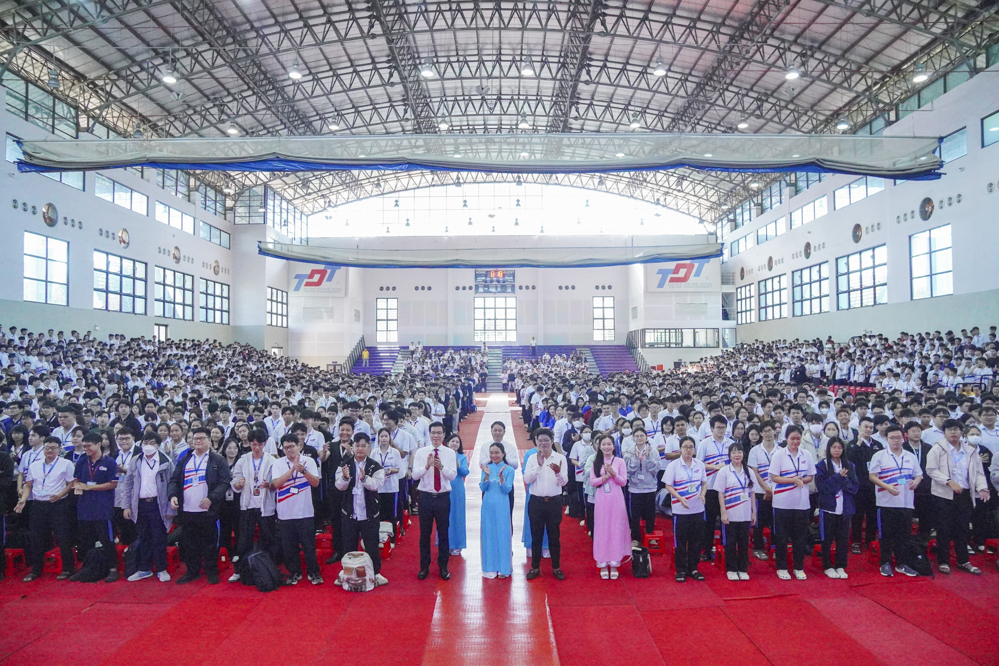 Các thầy cô Ban Giám hiệu, lãnh đạo các đơn vị cùng hòa nhịp Hành khúc Đại học Tôn Đức Thắng và chụp ảnh lưu niệm với sinh viên.