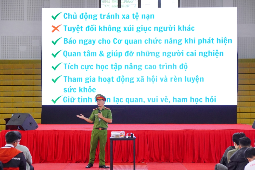 Đại úy Trần Công Bằng – Phòng Kỹ thuật hình sự, Công an TP. HCM trình bày chuyên đề phòng chống ma túy cho sinh viên TDTU.