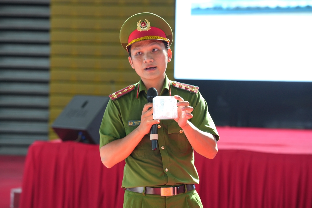 Đại úy Trần Công Bằng – Phòng Kỹ thuật hình sự, Công an TP. HCM trình bày chuyên đề phòng chống ma túy cho sinh viên TDTU.
