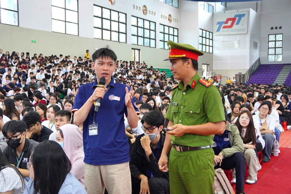 Sinh viên TDTU phát biểu, hỏi đáp tại chuyên đề.