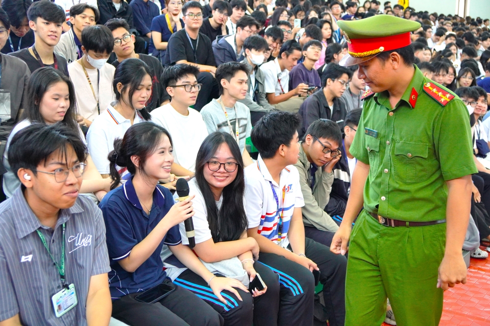 Sinh viên TDTU phát biểu, hỏi đáp tại chuyên đề.