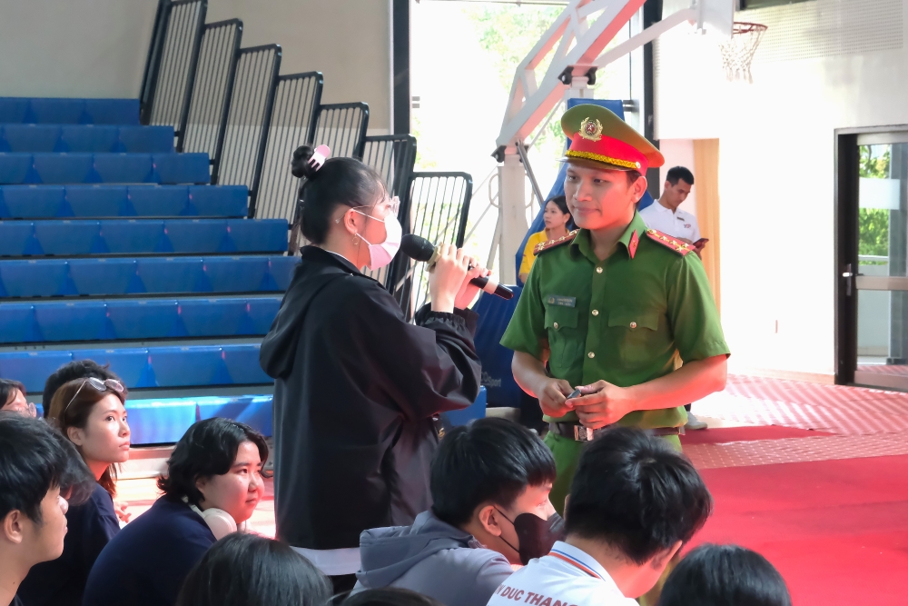 Sinh viên TDTU phát biểu, hỏi đáp tại chuyên đề.