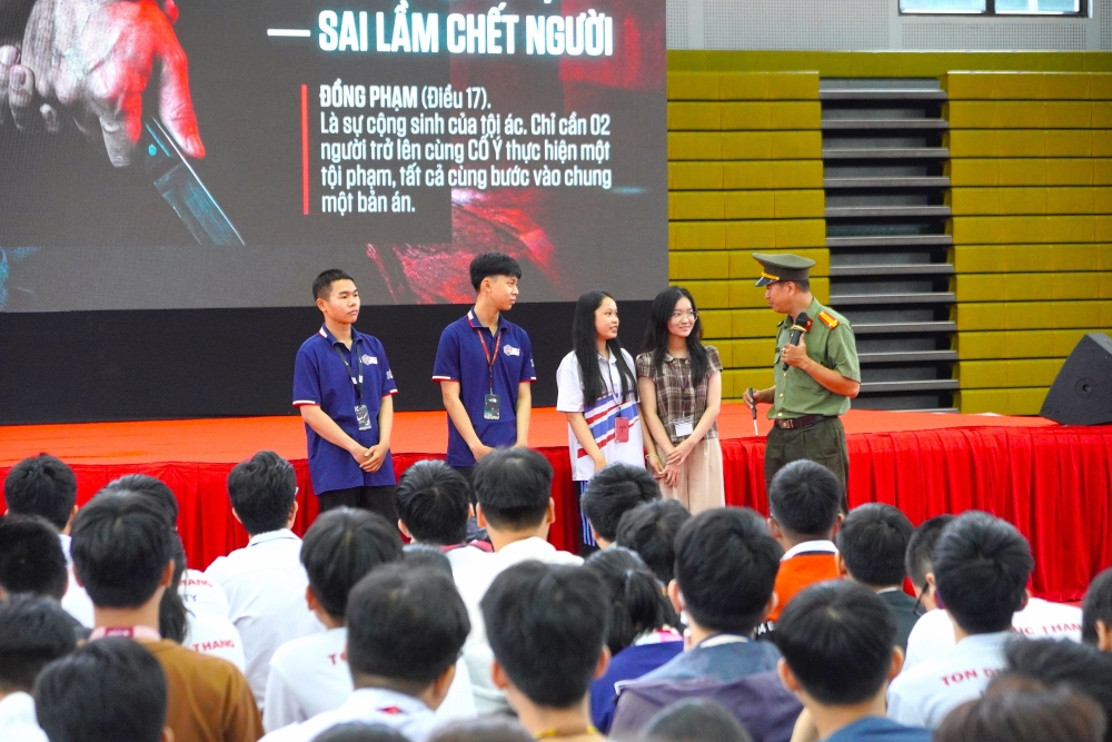 Báo cáo viên chia sẻ các tình huống thực tế và phương thức, thủ đoạn của các loại tội phạm hiện nay thông qua tương tác trực tiếp với sinh viên.