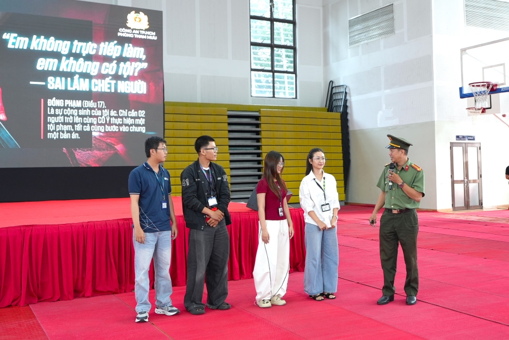 Báo cáo viên chia sẻ các tình huống thực tế và phương thức, thủ đoạn của các loại tội phạm hiện nay thông qua tương tác trực tiếp với sinh viên.