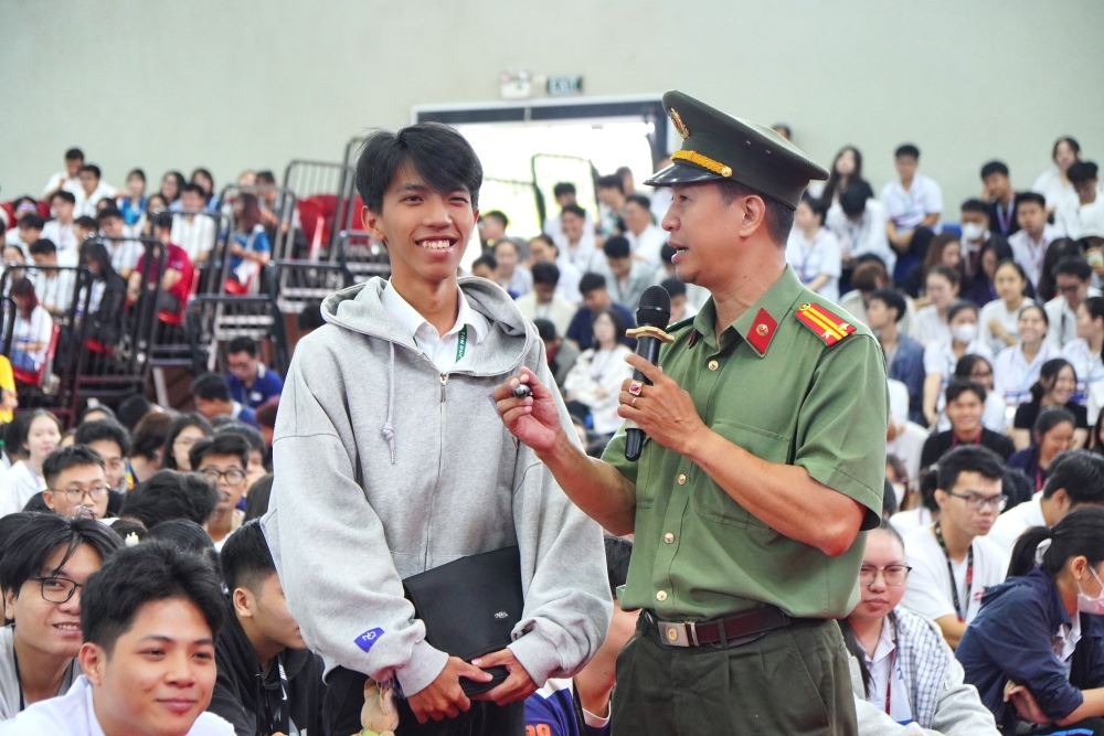 Sinh viên TDTU trao đổi, hỏi đáp tại Chuyên đề.