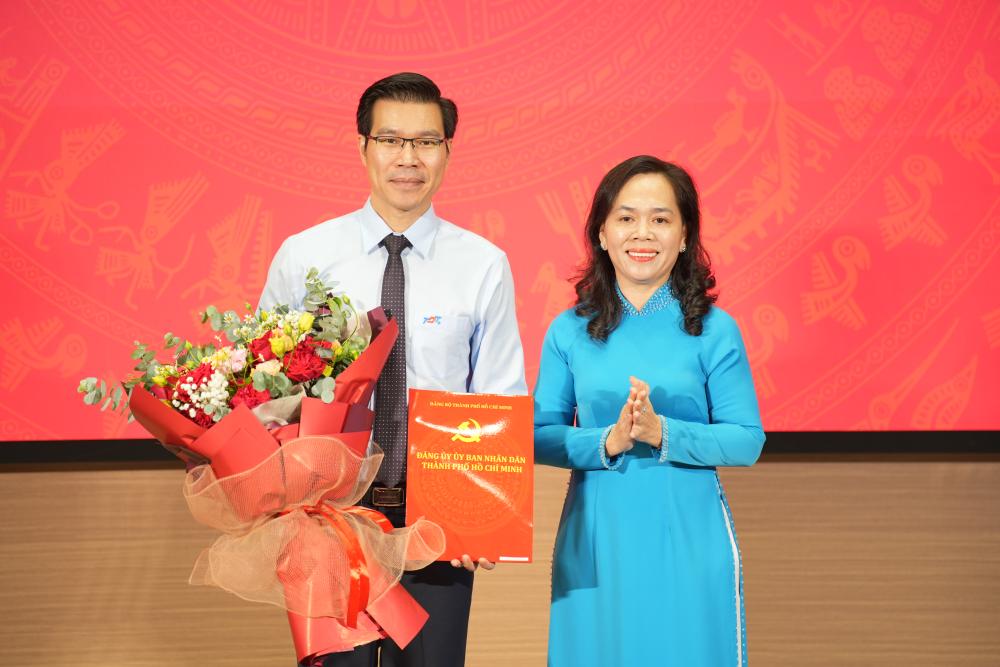 Le_cong_bo_quyet_dinh_Bi_thu_Dang_uy