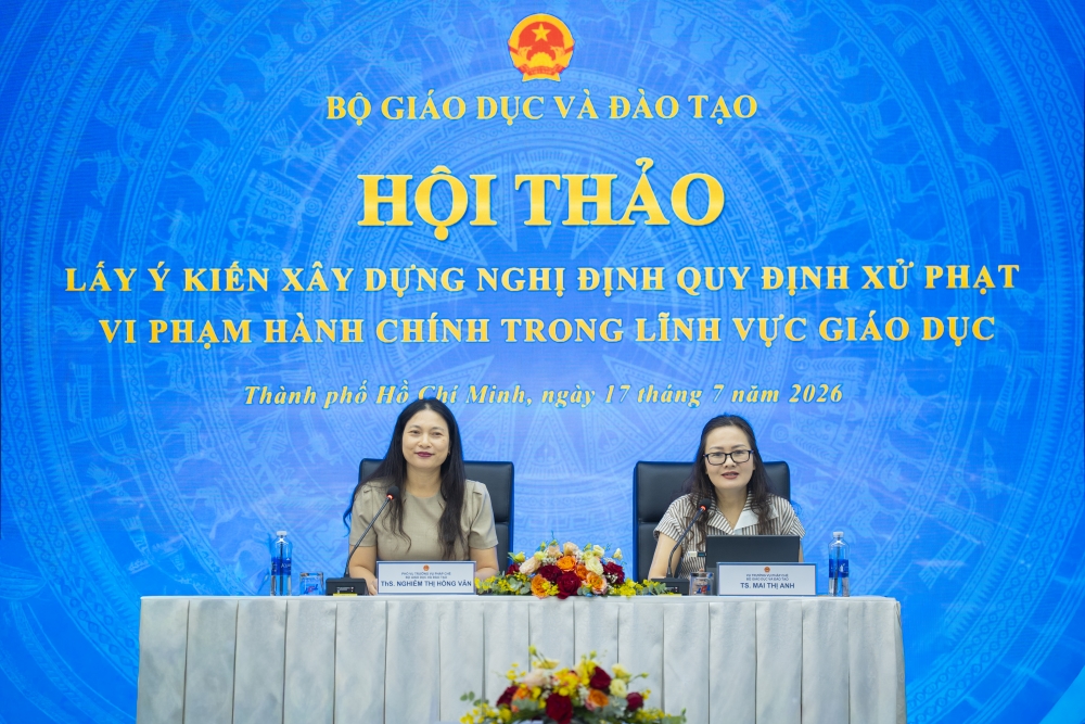 Lãnh đạo Vụ Pháp chế, Bộ GD&ĐT điều hành phần thảo luận tại Hội thảo.