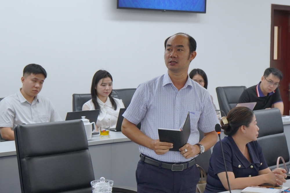 Đại biểu dự Hội thảo trình bày, đóng góp ý kiến.