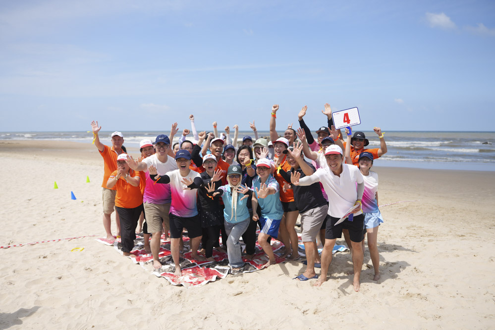 Các trò chơi vận động, team building sôi động trên bãi biển giúp đại gia đình TDTU càng thêm gắn kết.