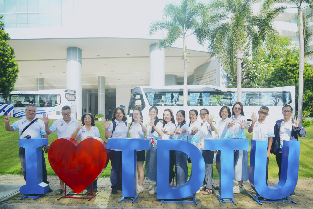 GVVC - NLĐ TDTU háo hức, phấn khởi trước giờ khởi hành.