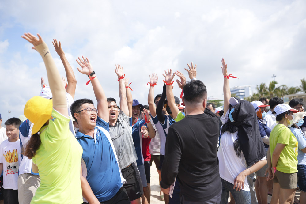 Các trò chơi vận động, team building sôi động trên bãi biển giúp đại gia đình TDTU càng thêm gắn kết.