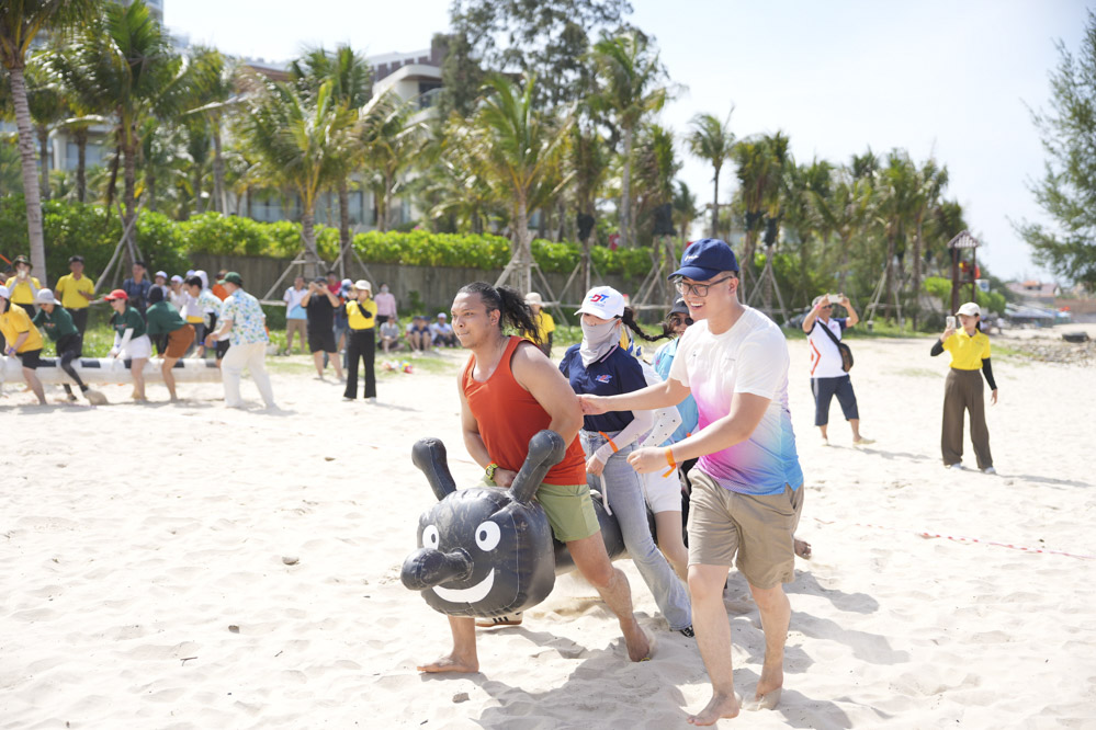 Các trò chơi vận động, team building sôi động trên bãi biển giúp đại gia đình TDTU càng thêm gắn kết.