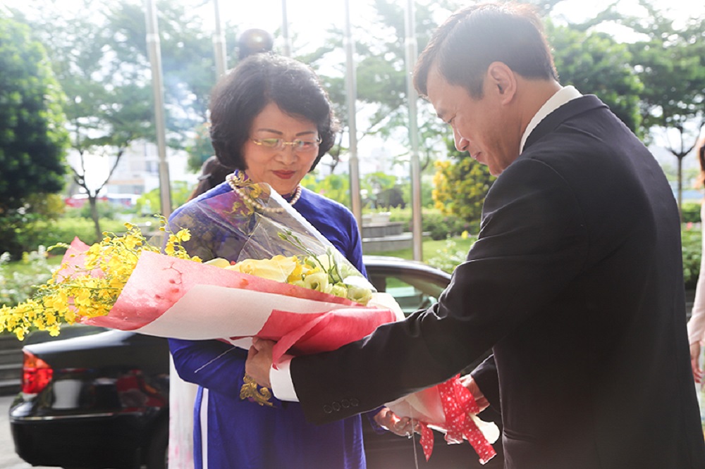 Vice President of Vietnam, Dang Thi Ngoc Thinh, visited and attended the 20th anniversary of Ton Duc Thang University
