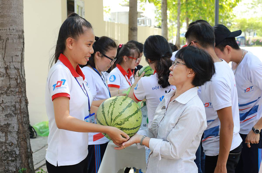Ton Duc Thang University joins hands to “Rescue Watermelon” with Quang Ngai Farmers