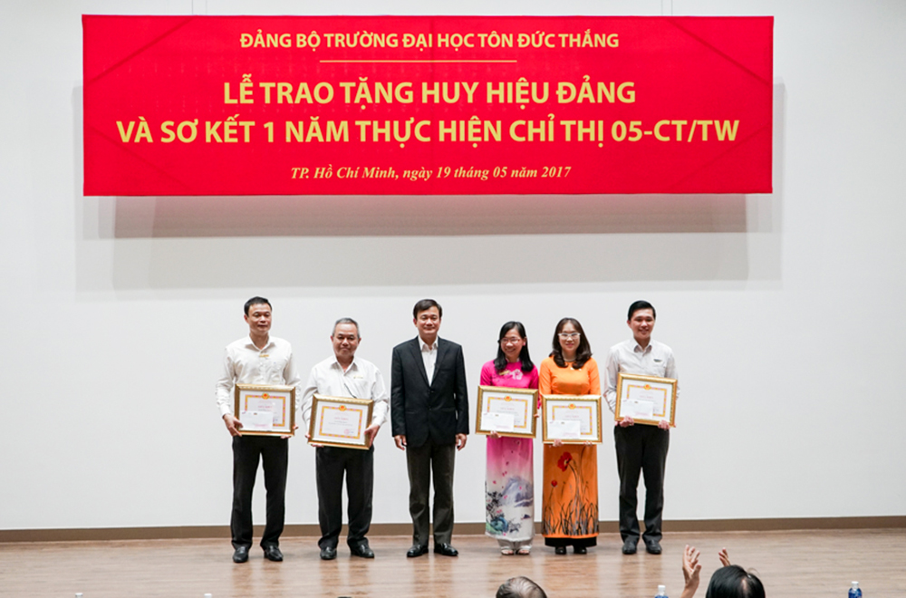 Party committee at Ton Duc Thang University organized the ceremony to review 1 year of implementing the directive No. 05-CT / TW