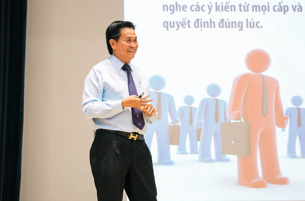 Students of Ton Duc Thang University learn to be executives with Mr. Dang Van Thanh, chairman of TTC Group