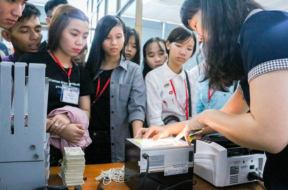 High school students make preparations for school during the "Internship Student" journey